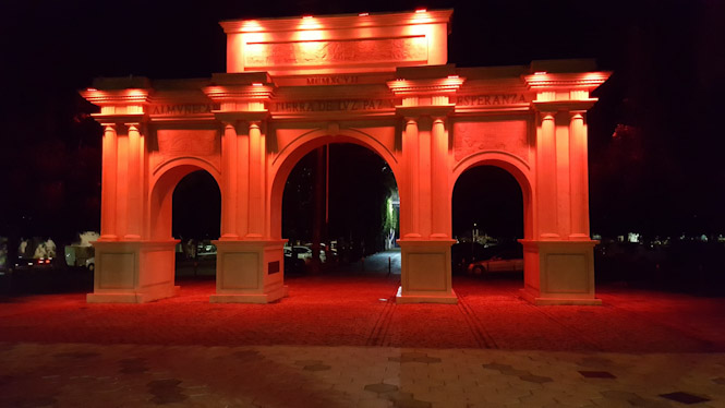 Puerta de Almuñécar iluminada de rojo (AYTO. ALMUÑECAR) 