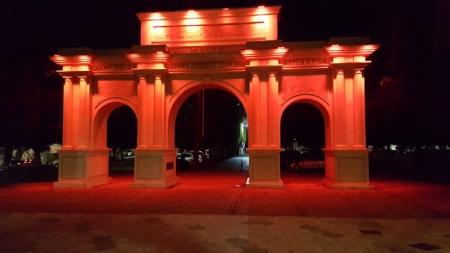 Puerta de Almuñécar iluminada de rojo (AYTO. ALMUÑECAR) 