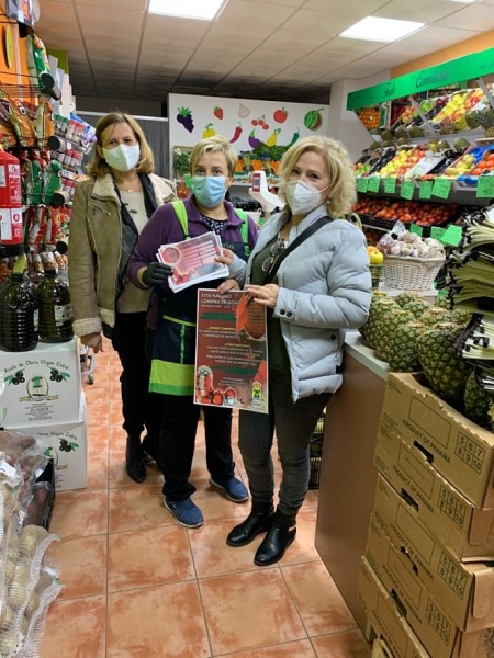 Imagen de la visita a uno de los comercios (AYTO. GÓJAR)