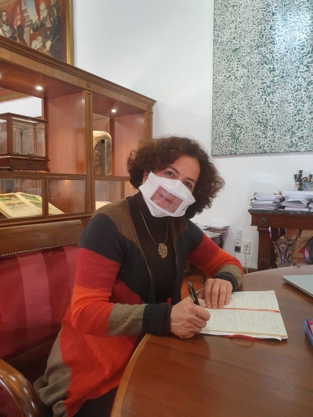 La rectora de la UGR, Pilar Aranda con una de las mascarillas comunicativas (UGR)
