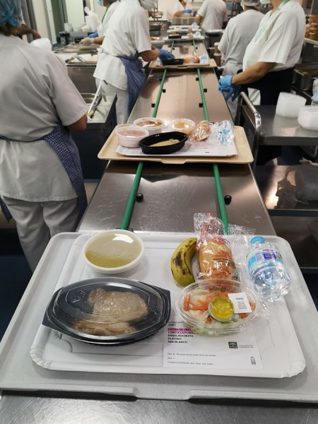 Imagen de la preparación del menú (HUSC)