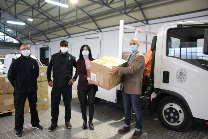 Inmaculada López Calahorro durante el reparto de mascarillas (SUBDELEGACIÓN)