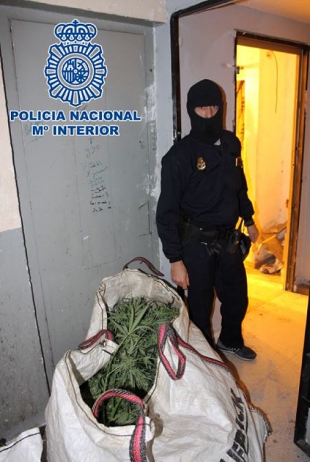 Un Policia con un saco de marihuana (POLICÍA NACIONAL)