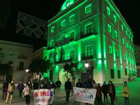 Colectivos sociales ante el Ayuntamiento iluminado de verde (AYTO. ALMUÑÉCAR)