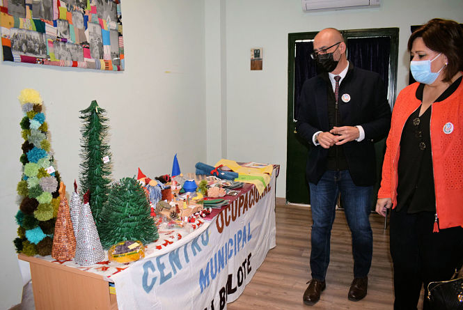 El Alcalde de Albolote y la Concejala de Diversidad funcional durante la visita al Centro Ocupacional (AYTO. ALBOLOTE)