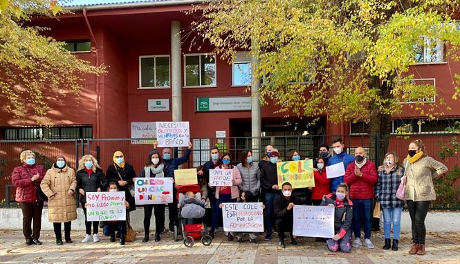 Concentración en el COlegio San Juan de Dios (PSOE)