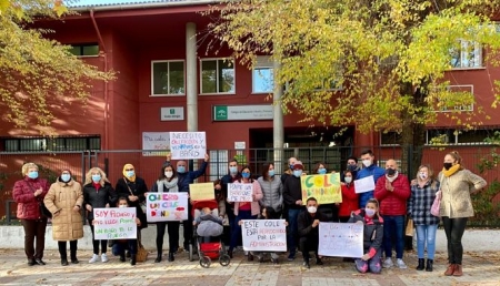 Concentración en el COlegio San Juan de Dios (PSOE)