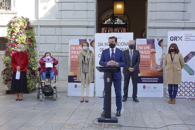 Imagen de la lectura del manifiesto (JAVIER ALGARRA / AYUNTAMIENTO)