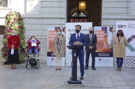Imagen de la lectura del manifiesto (JAVIER ALGARRA / AYUNTAMIENTO)