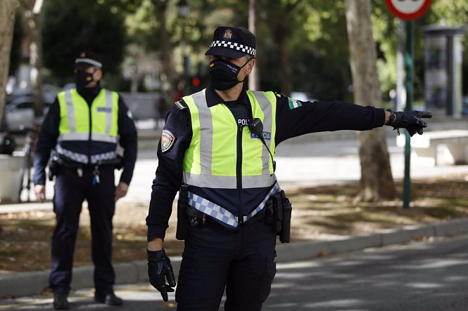 La Policía Local de Granada realiza controles de tráfico en los accesos de la ciudad debido al cierre perimetral (ÁLEX CÁMARA / EUROPA PRESS) 