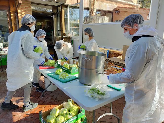 Los alumnos preparando la comida para el comedor solidario (AYTO. CHURRIANA) 