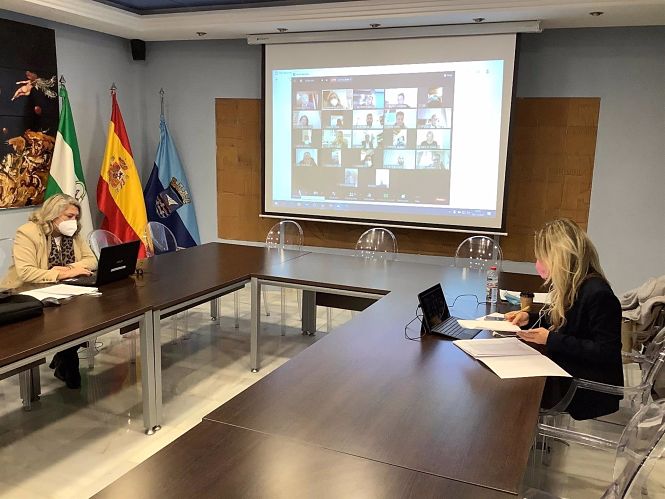 La alcaldesa de Almuñécar, Trinidad Herrera, a la izquierda en la imagen, en un Pleno telemático (AYTO. ALMUÑÉCAR)