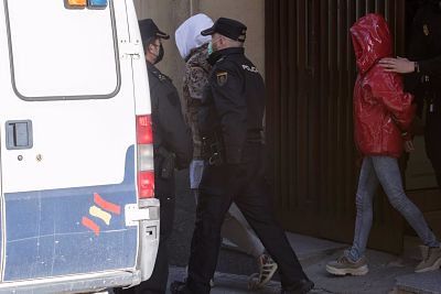 Rafael Amargo y su pareja salen esposados de la Comisaría (ÓSCAR ORTIZ - EUROPA PRESS) 