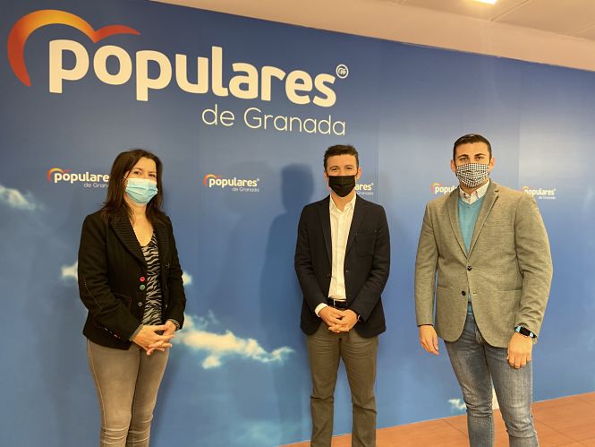 Jorge Saavedra, Rafael caracuel y Ana Vanessa García tras la rueda de prensa (PP)