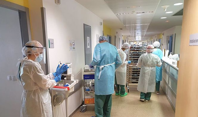 Reparto de comida en el Hospital Clínico San Cecilio de Granada (JUNTA) 