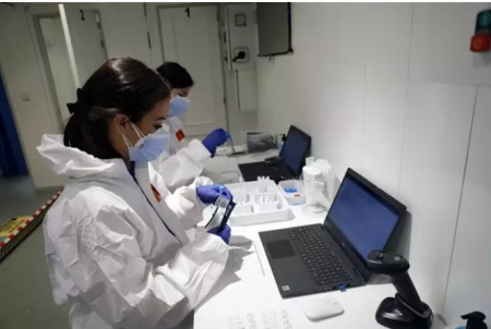 Vistas del interior de uno de los camiones que recorrerán Andalucía con equipos móviles para hacer pruebas del covid (ÁLEX ZEA - EUROPA PRESS) 