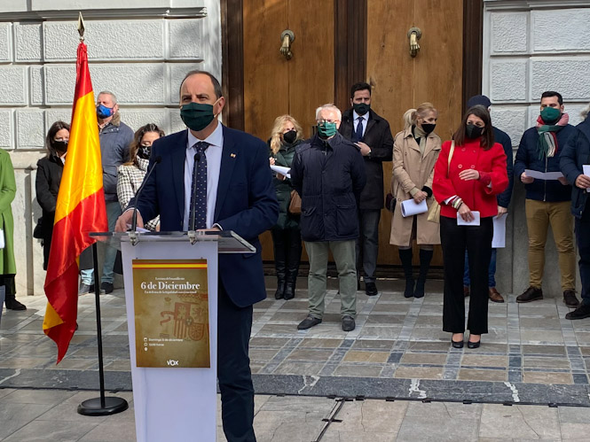 Francisco Ocaña durante la lectura del manifiesto (VOX) 