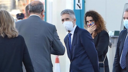 El ministro del Interior, Fernando Grande-Marlaska, durante su visita al campamento de emergencia de la Cruz Roja (EUROPA PRESS) 