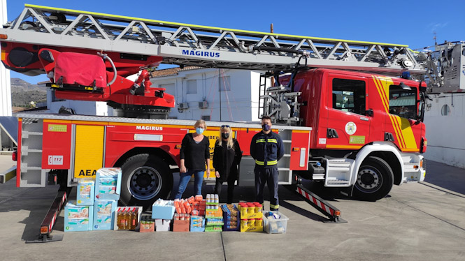 Bomberos junto a los alimentos recogidos (AYTO. ALMUÑECAR) 