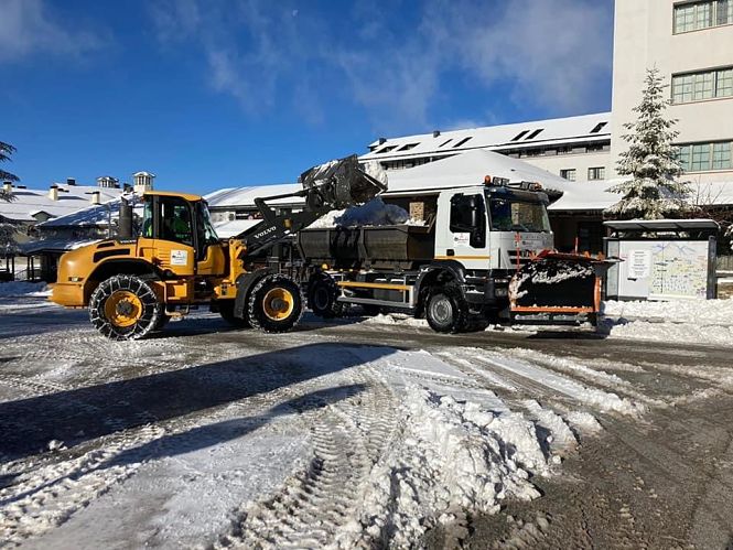 Máquinas quitanieves del Ayuntamiento trabajando en Pradollano durante este puente (AYTO. MONACHIL) 