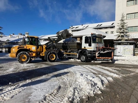 Máquinas quitanieves del Ayuntamiento trabajando en Pradollano durante este puente (AYTO. MONACHIL) Máquinas quitanieves del Ayuntamiento trabajando en Pradollano durante este puente (AYTO. MONACHIL)
