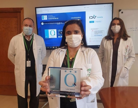 La directora gerente muesta el sello de calidad (JUNTA ANDALUCÍA) 