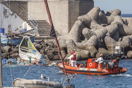 Una lancha de Cruz Roja en el Muelle de Arguineguín, en Gran Canaria (EUROPA PRESS)