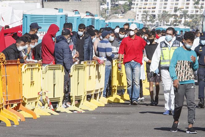 Varios inmigrantes hacen cola en el Muelle de Arguineguín(EUROPA PRESS)