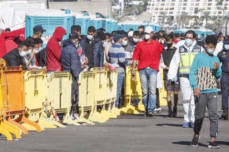 Varios inmigrantes hacen cola en el Muelle de Arguineguín(EUROPA PRESS)