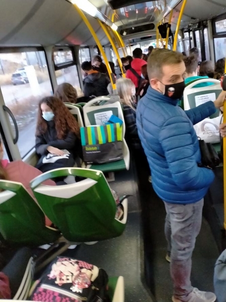 Hacinamiento en el Autobus de Gójar (IU)