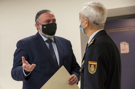 Pablo García junto al jefe de la Unidad de Policía Adscrita a la Junta de Andalucía, Francisco Barrios (JUNTA)