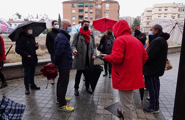 Imagen de la visita a la Calle Primavera (PSOE)