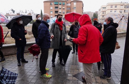Imagen de la visita a la Calle Primavera (PSOE)