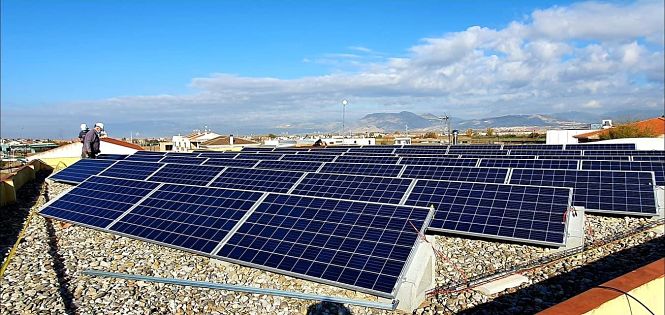 Los operarios instalan la nueva planta fotovoltaica del colegio Francisco Ayala de Cúllar Vega (AYTO. CÚLLAR VEGA)