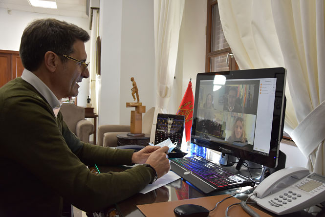 Imagen de la videoconferencia con escolares (AYTO. BAZA)