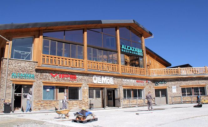 Zona gastrónomica en Borreguiles (SANTI SEVILLA/CETURSA)