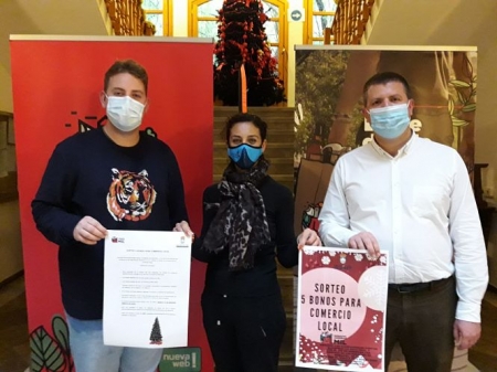 Los concejales de Fiestas y Comercio y el alcalde de Monachil presentan la campaña (AYTO. MONACHIL) Los concejales de Fiestas y Comercio y el alcalde de Monachil presentan la campaña (AYTO. MONACHIL)