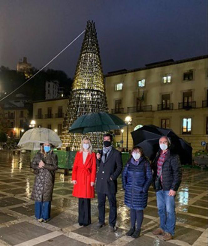 Presentación de un árbol de Navidad hecho con vidrios (ECOVIDRIO) 