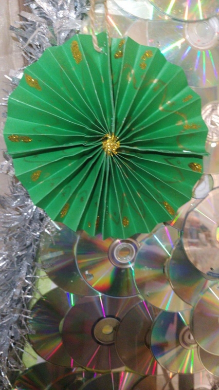 Imagen de un adorno navideño con material reciclado (AYTO. GRANADA) 