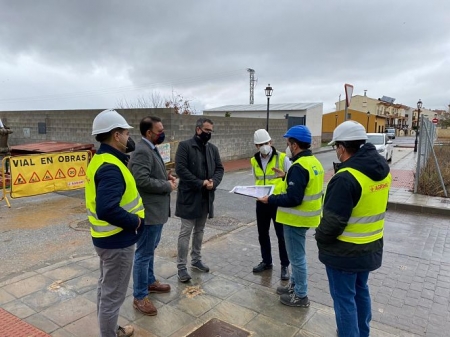 El alcalde y el concejal de Urbanismo de Vegas, junto a los responsables del Consorcio Vega Sierra Elvira y la empresa Aguasvira (AYTO. VEGAS DEL GENIL) El alcalde y el concejal de Urbanismo de Vegas, junto a los responsables del Consorcio Vega Sierra Elvira y la empresa Aguasvira (AYTO. VEGAS DEL GENIL)