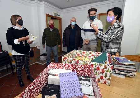 Imagen de la entrega de los libros (R. MARTÍNEZ / DIPGRA)