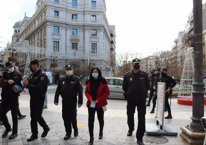 La subdelegada del Gobierno en Granada, Inmaculada López Calahoro, en el centro, con responsables de Policía Nacional (SUBDELEGACIÓN DEL GOBIERNO) 