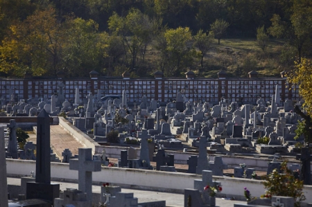 Tumbas con cruces cristianas en el recinto del Cementerio de la Almudena (JESÚS HELLÍN - EUROPA PRESS) 
