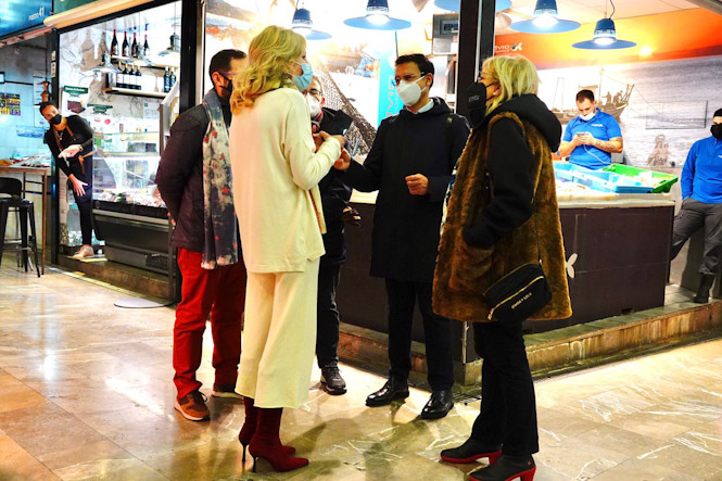 Imagen de la visita al Mercado de San Agustín (PSOE)