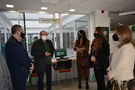 Virginia Fernández ha visitado la nueva oficina del Sae (JUNTA)