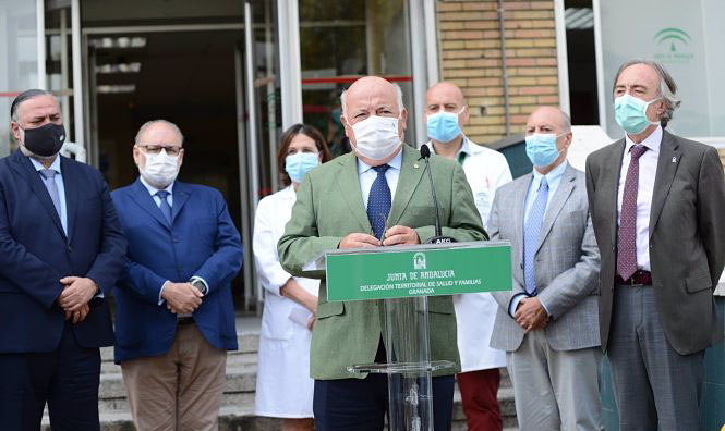El consejero de Salud y Familias, Jesús Aguirre, atiende a los medios ante el centro de salud Zaidín Centro (JUNTA/ARCHIVO)