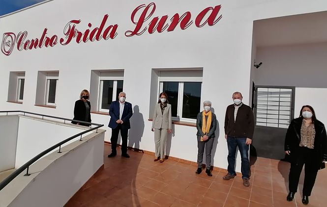 La delegada territorial de Igualdad, Políticas Sociales y Conciliación, Ana Berrocal, ha visitado el Centro de día Frida Luna de Valderrubio (JUNTA)