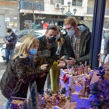 Imagen de la visita a uno de los belenes (AYTO. GRANADA)