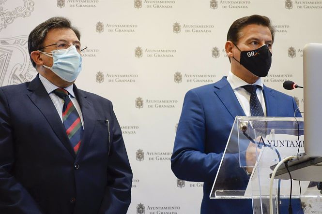 El alcalde de Granada, Luis Salvador, a la derecha, atiende a los medios en presencia de su concejal de Salud, Educación y Juventud, Carlos Ruiz Cosano, en imagen de archivo (AYUNTAMIENTO) 