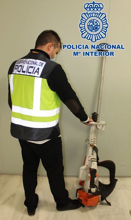Un agente de policia con la vareadora recuperada (POLICIA NACIONAL)